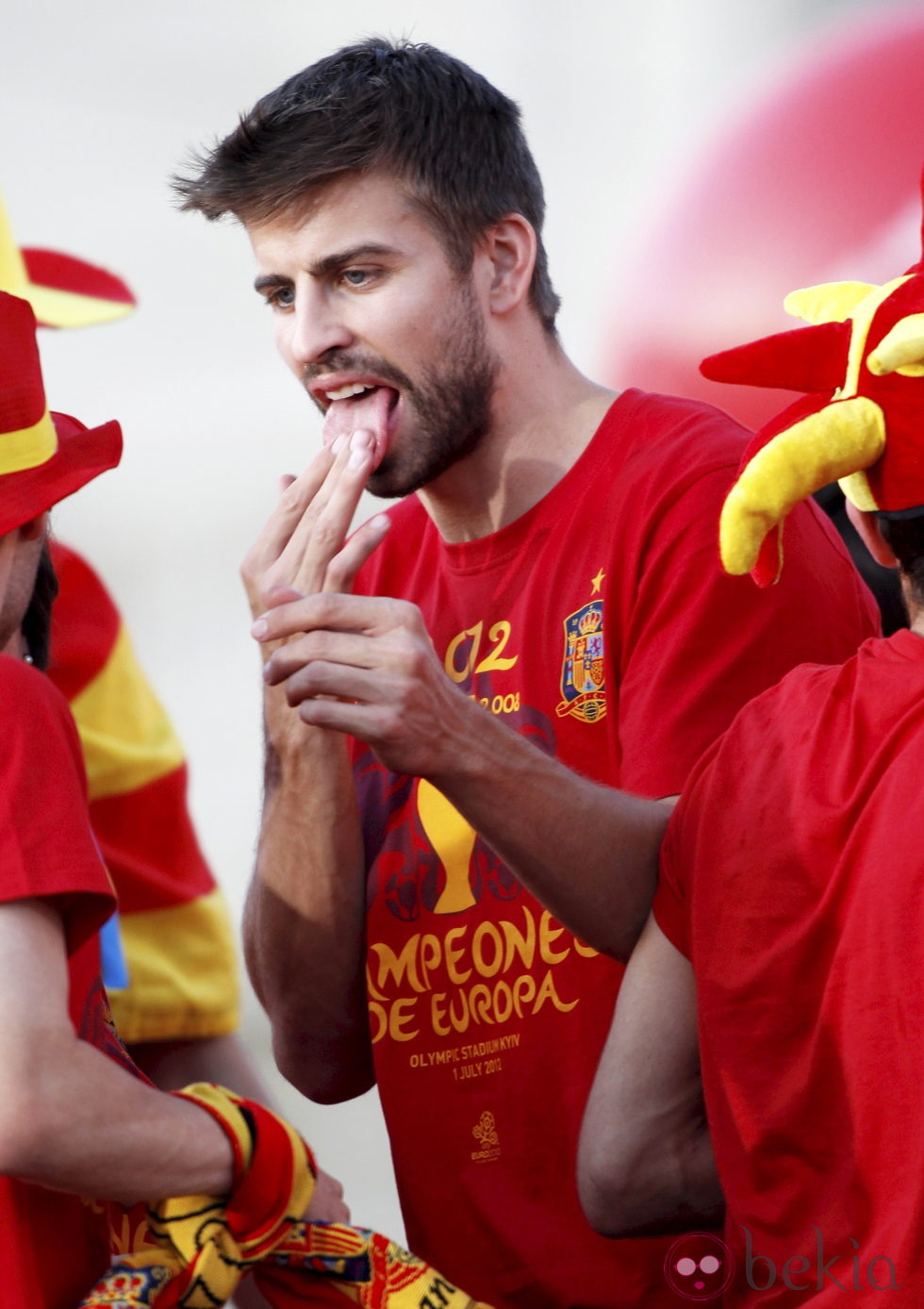 Gerard Piqué se chupa los dedos en la celebración de la Eurocopa 2012 en Madrid