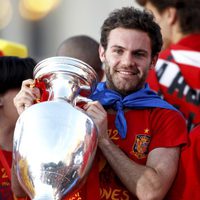 Juan Mata con la Eurocopa durante la celebración del título en Madrid