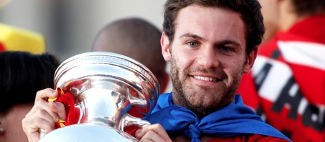 Juan Mata con la Eurocopa durante la celebración del título en Madrid