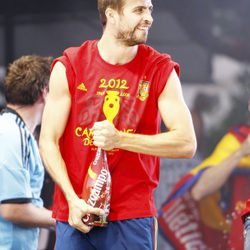 Gerard Piqué con una cerveza en la celebración de la Eurocopa 2012