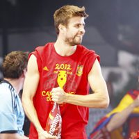 Gerard Piqué con una cerveza en la celebración de la Eurocopa 2012