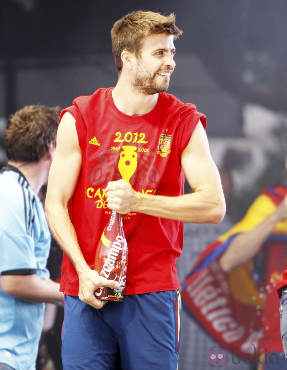 Gerard Piqué con una cerveza en la celebración de la Eurocopa 2012