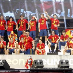 Los jugadores de 'La Roja' sobre el escenario de Cibeles en la celebración de la Eurocopa 2012