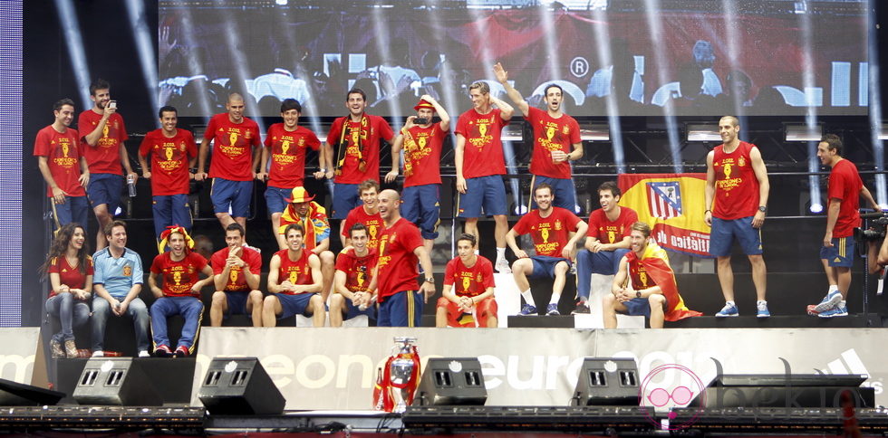 Los jugadores de 'La Roja' sobre el escenario de Cibeles en la celebración de la Eurocopa 2012