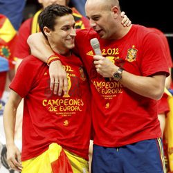 Jesús Navas y Pepe Reina en la celebración de la Eurocopa 2012 en Cibeles