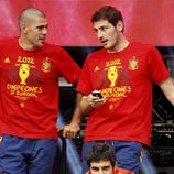 Víctor Valdés e Iker Casillas en la celebración de la Eurocopa 2012 en Cibeles