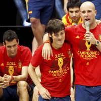 Pepe Reina y David Silva en la celebración de la Eurocopa 2012 en Cibeles