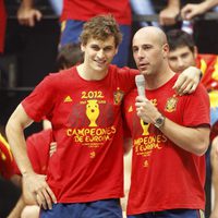 Fernando Llorente y Pepe Reina en la celebración de la Eurocopa 2012 en Cibeles