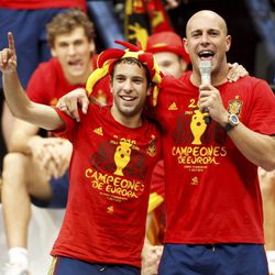 Pepe Reina y Jordi Alba en la celebración de la Eurocopa 2012 en Cibeles