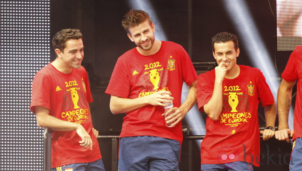 Xavi Hernández, Gerard Piqué y Pedro en la celebración de la Eurocopa 2012 en Cibeles