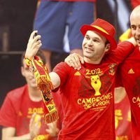 Iniesta y Pepe Reina en la celebración de la Eurocopa 2012 en Cibeles