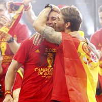 Sergio Ramos besa a Pepe Reina en la celebración de la Eurocopa 2012 en Cibeles