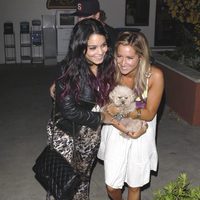 Vanessa Hudgens en el 27 cumpleaños de Ashley Tisdale