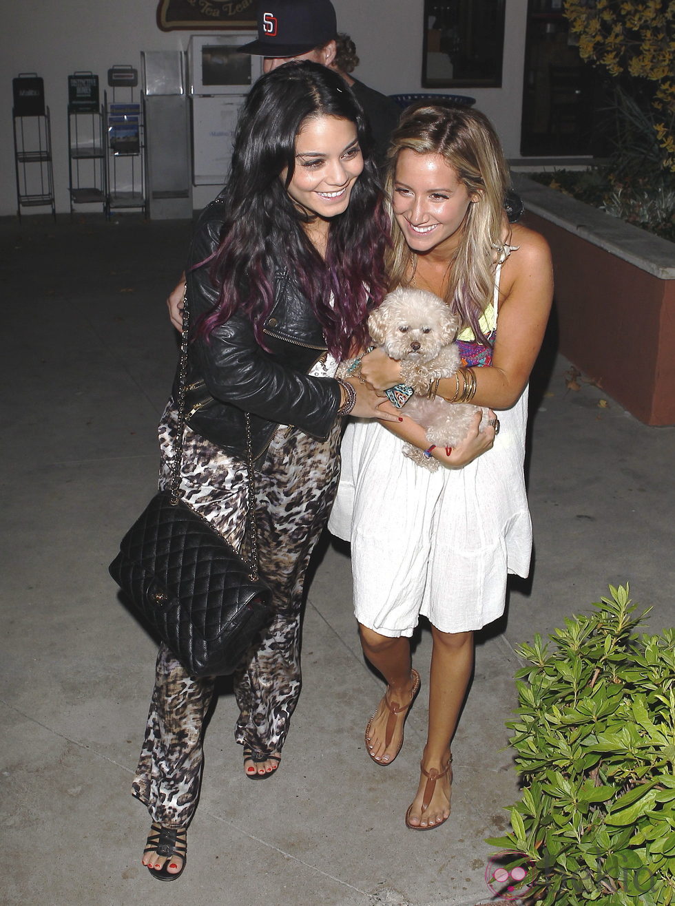 Vanessa Hudgens en el 27 cumpleaños de Ashley Tisdale