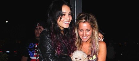 Vanessa Hudgens en el 27 cumpleaños de Ashley Tisdale