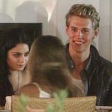 Vanessa Hudgens y Austin Butler durante la celebración del cumpleaños de Ashley Tisdale