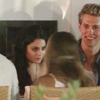 Vanessa Hudgens y Austin Butler durante la celebración del cumpleaños de Ashley Tisdale