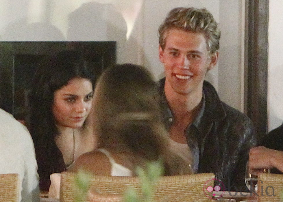 Vanessa Hudgens y Austin Butler durante la celebración del cumpleaños de Ashley Tisdale