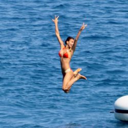 Irina Shayk se lanza el mar desde un barco en Saint-Tropez