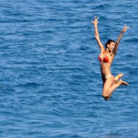 Irina Shayk se lanza el mar desde un barco en Saint-Tropez