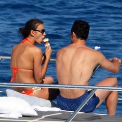 Cristiano Ronaldo e Irina Shayk comiéndose un helado en Saint-Tropez