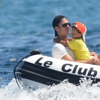 Cristiano Ronaldo con su hijo en una lancha en Saint-Tropez