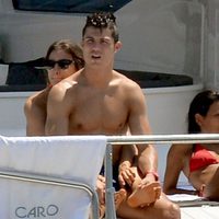 Irina Shayk abraza a Cristiano Ronaldo durante sus vacaciones en Saint-Tropez