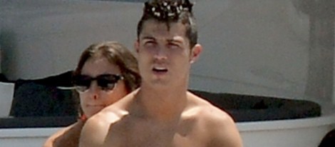 Irina Shayk abraza a Cristiano Ronaldo durante sus vacaciones en Saint-Tropez