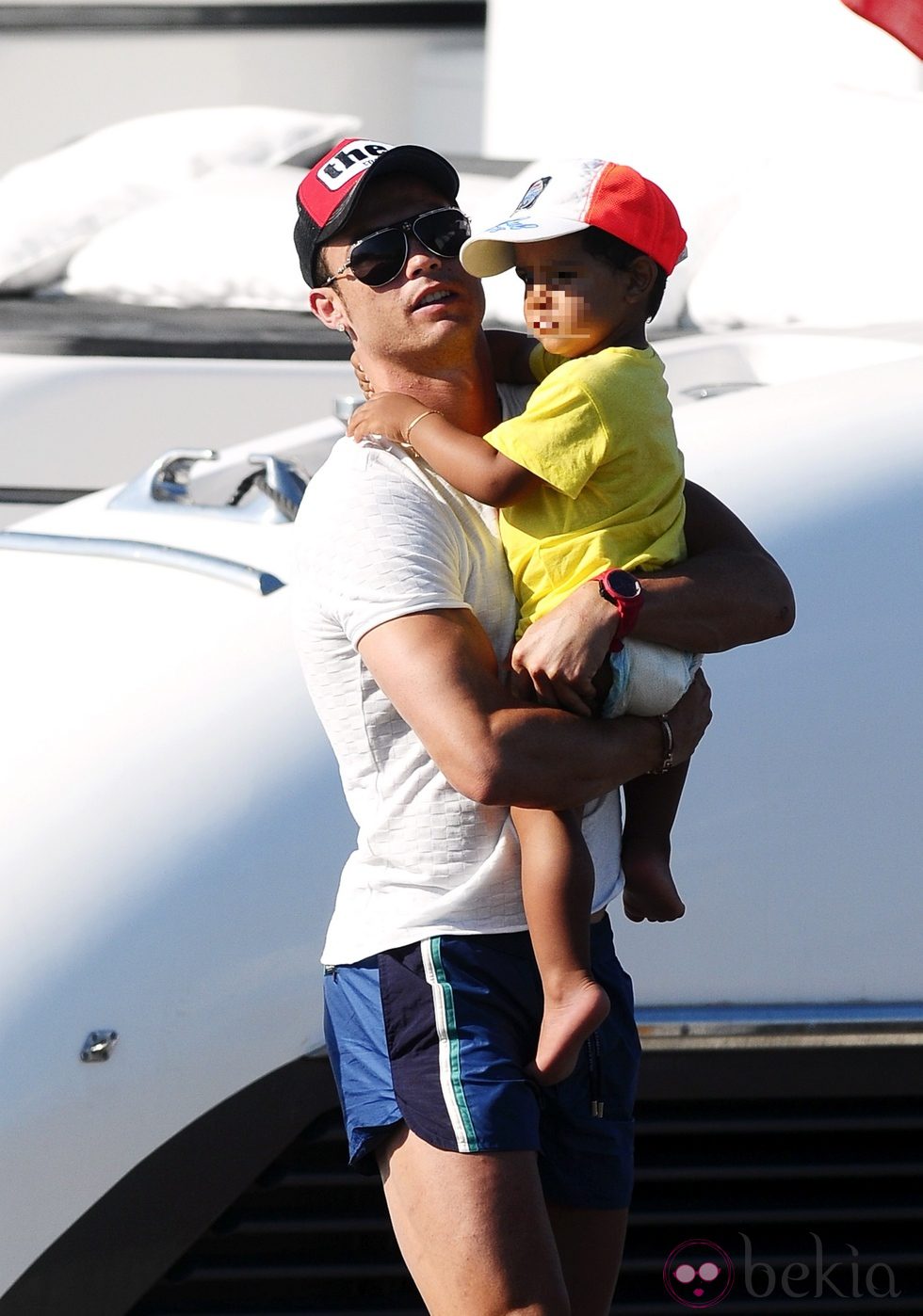 Cristiano Ronaldo con su hijo en Saint-Tropez