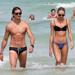 Candice Swanepoel y Hernann Nicoli en Miami Beach