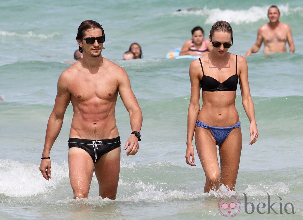 Candice Swanepoel y Hernann Nicoli en Miami Beach