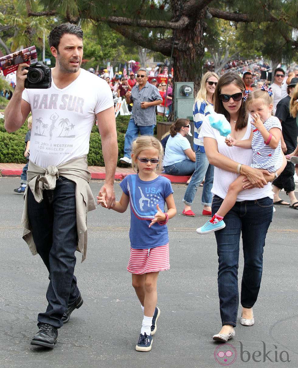 Ben Affleck y Jennifer Garner con sus hijas el Día de la Independencia