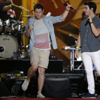 Nick y Joe Jonas en un concierto con motivo de la celebración del 4 de julio