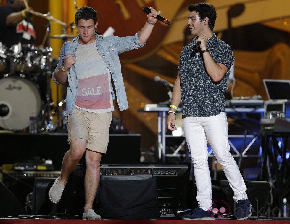 Nick y Joe Jonas en un concierto con motivo de la celebración del 4 de julio