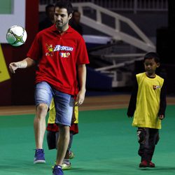 Cesc Fábregas participa en un entrenamiento de niños en Yakarta