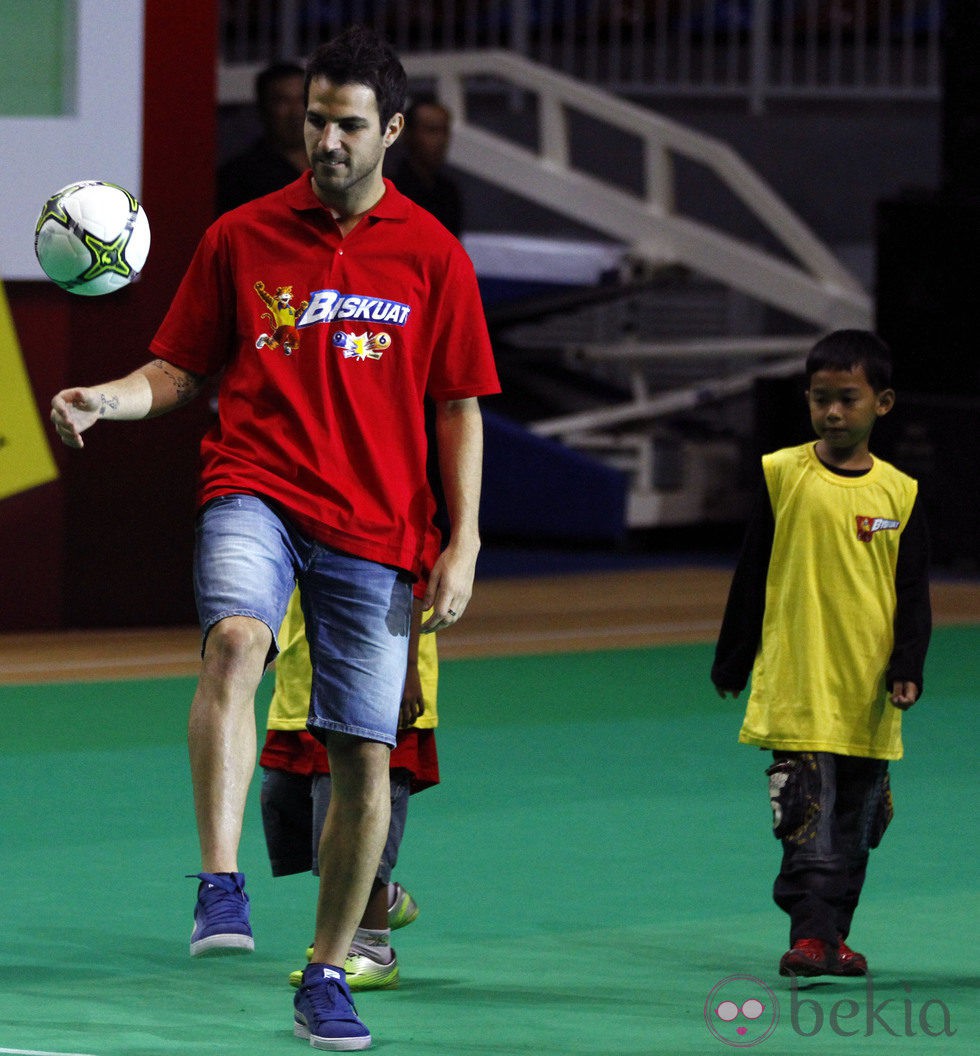 Cesc Fábregas participa en un entrenamiento de niños en Yakarta