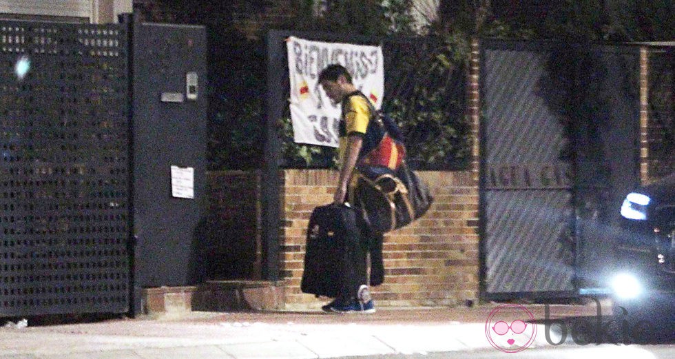 Iker Casillas leyendo las pancartas de felicitación colocados en su casa