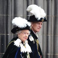 La Reina Isabel y el Duque de Edimburgo en el nombramiento del Príncipe Guillermo como Caballero de Thistle