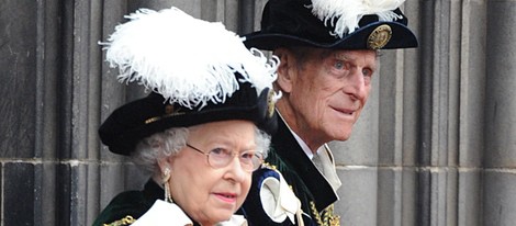 La Reina Isabel y el Duque de Edimburgo en el nombramiento del Príncipe Guillermo como Caballero de Thistle