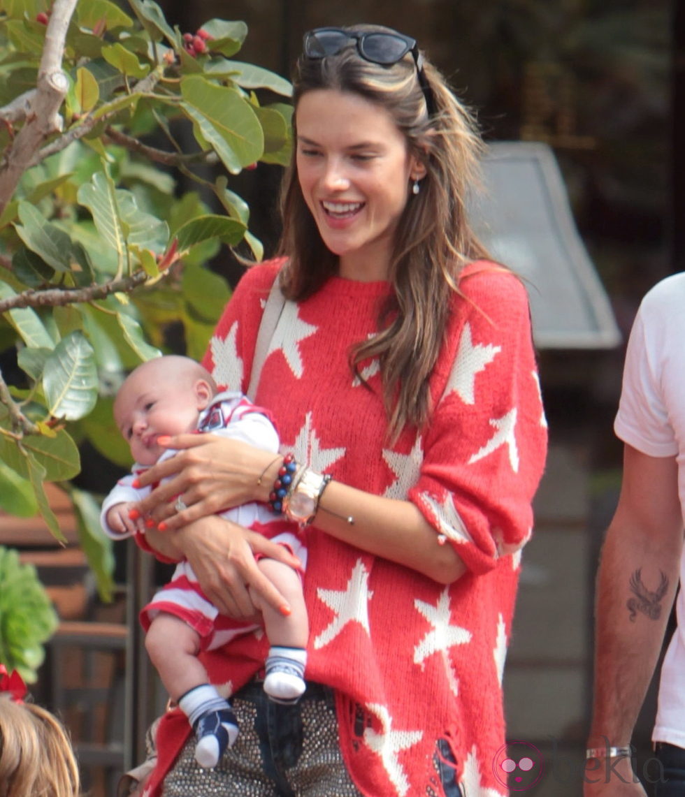 Alessandra Ambrosio con su hijo Noah Phoenix en Malibú