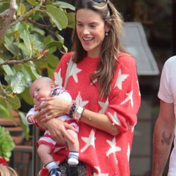 Alessandra Ambrosio con su hijo Noah Phoenix en Malibú