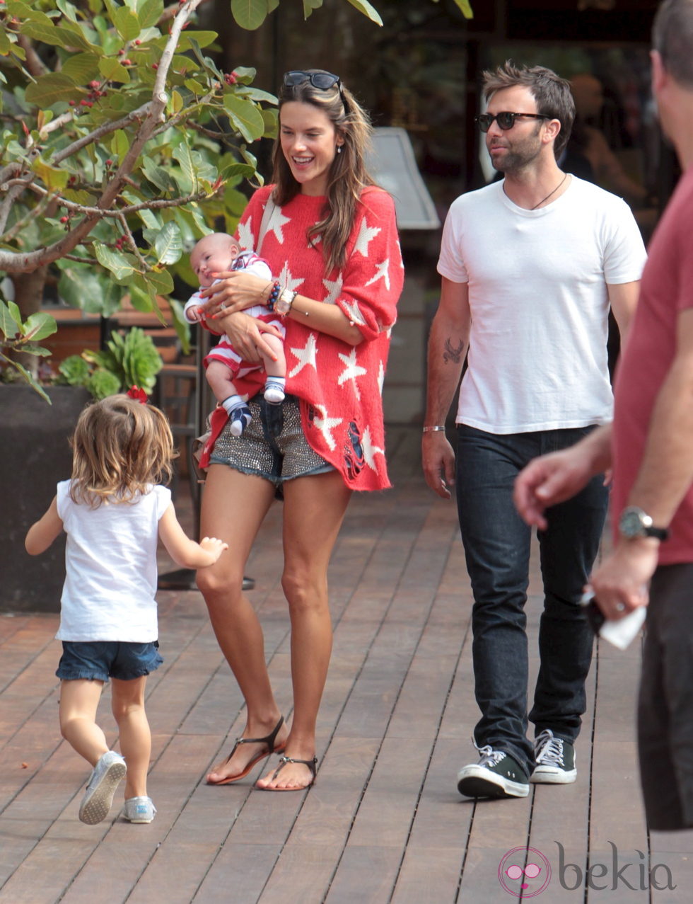 Alessandra Ambrosio y Jamie Mazur con sus hijos Anja y Noah Phoenix en Malibú