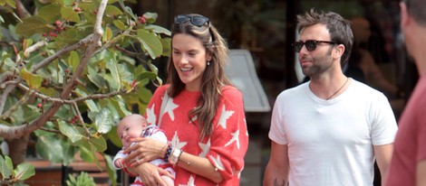 Alessandra Ambrosio y Jamie Mazur con sus hijos Anja y Noah Phoenix en Malibú