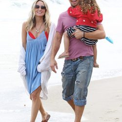 Cam Gigandet con su pareja y su hija