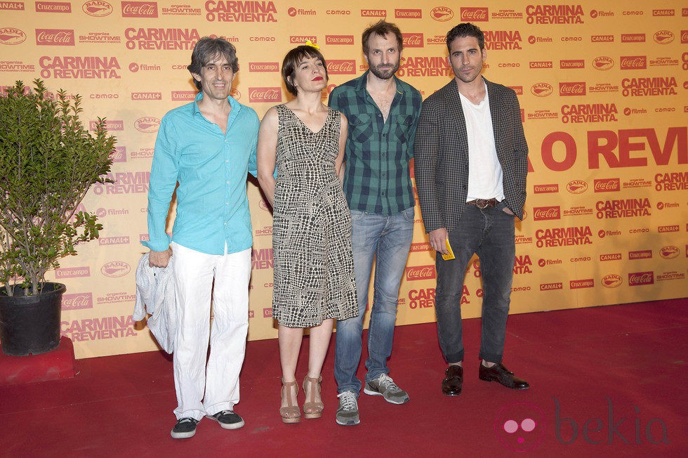 Manolo Caro y Miguel Ángel Silvestre en el estreno de 'Carmina o revienta'