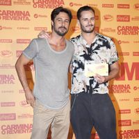 Hugo Silva y Asier Etxeandía en el estreno de 'Carmina o revienta'