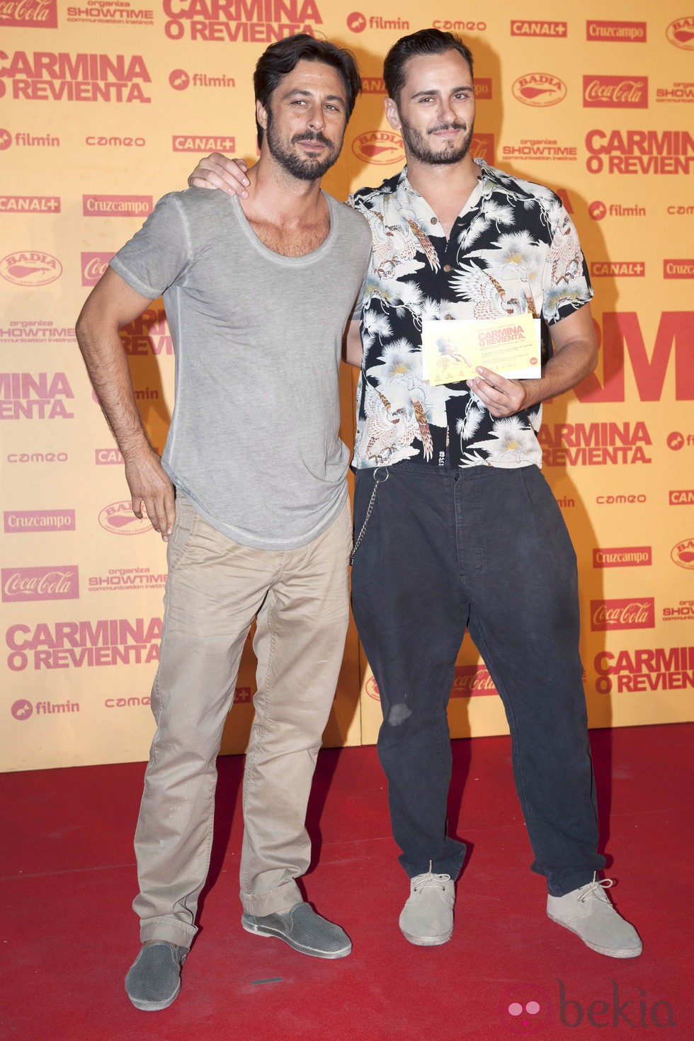 Hugo Silva y Asier Etxeandía en el estreno de 'Carmina o revienta'