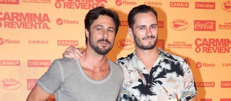 Hugo Silva y Asier Etxeandía en el estreno de 'Carmina o revienta'