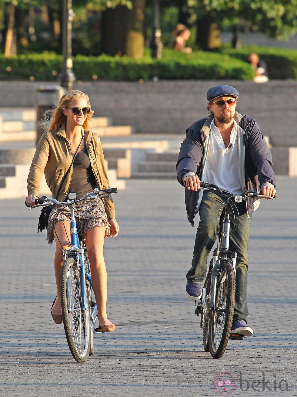 Leonardo DiCaprio y Erin Heatherton paseando en bici por Nueva York