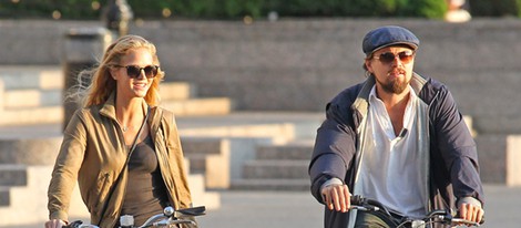 Leonardo DiCaprio y Erin Heatherton paseando en bici por Nueva York